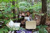 Des enfants dans la forêt