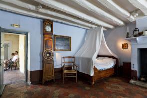 Épicerie-cuisine-chambre à coucher des aubergistes.