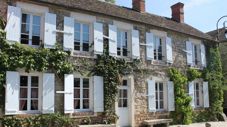 Façade du musée des peintres de Barbizon en été