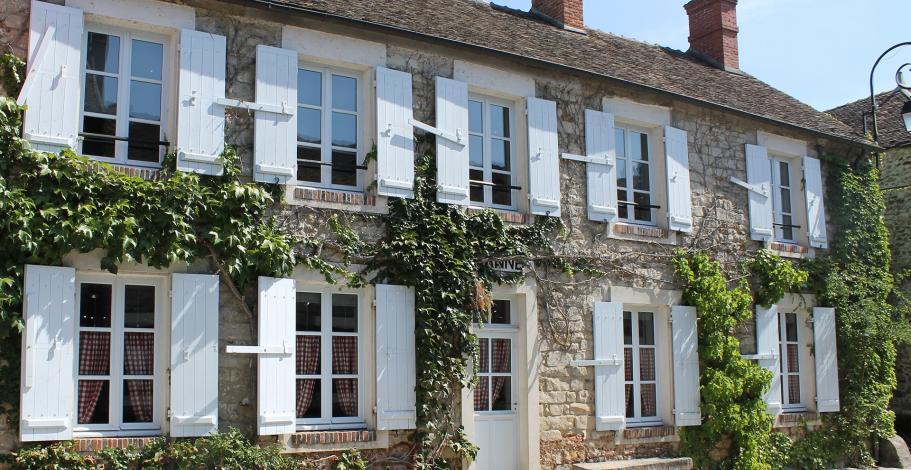 Façade du musée des peintres de Barbizon en été